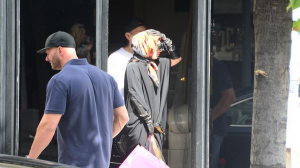 Kunjungi Turki, Lady Gaga Kenakan Hijab