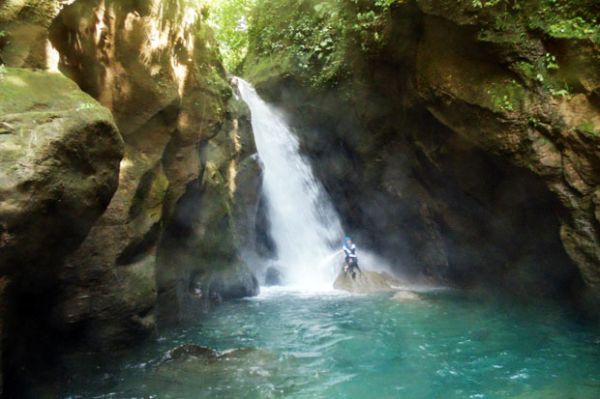 3. Air Terjun Tembulan Rusa Riau. (bp.blogspot.com)