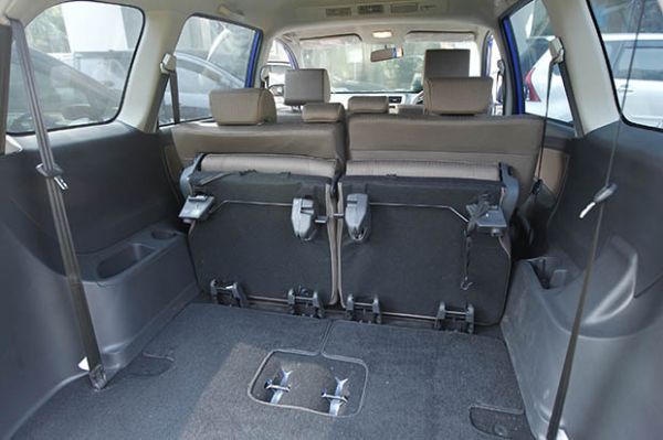 Barisan 2 dan 3 selain dilengkapi sabuk pengaman, terdapat head rest dengan desain yang proposional