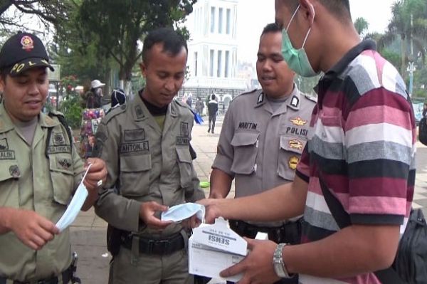 Komunitas VW Bukittinggi Bagikan Masker 