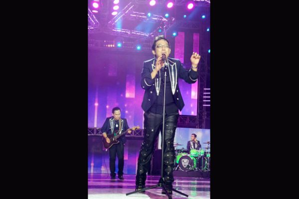 Aksi band WALI tuker posisi di panggung Gemilang 2016 MNCTV (twitter)