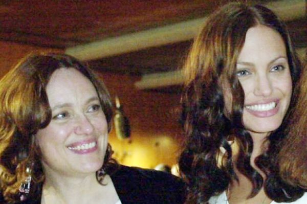 angelina jolie bersama mendiang ibunya