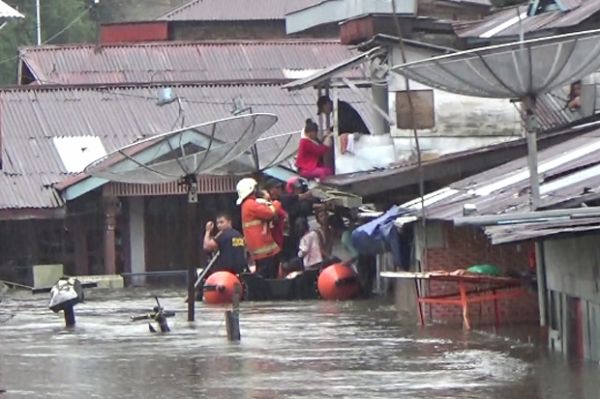 Korban Banjir Bukittinggi Kembali ke Rumah