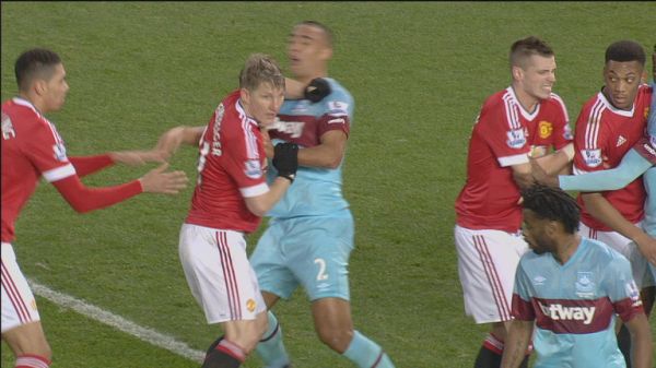 Schweinsteiger Diskorsing Tiga Pertandingan