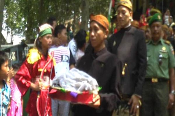 Warga Berebut Air di Makam Pangeran Samudro