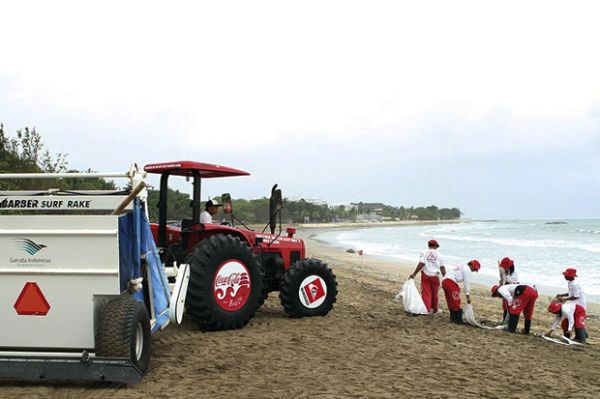 Community Beach Clean Up Day in 2015 (nowjakarta.co.id)