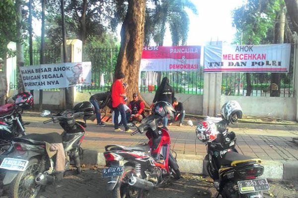 Spanduk Tolak Ahok Bertebaran di Tugu Proklamasi