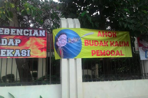 Spanduk Tolak Ahok Bertebaran di Tugu Proklamasi