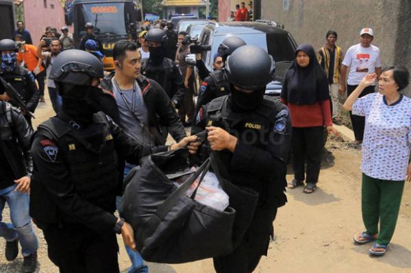 Begini Aksi Densus 88 Geledah Rumah Terduga Teroris di Baleendah