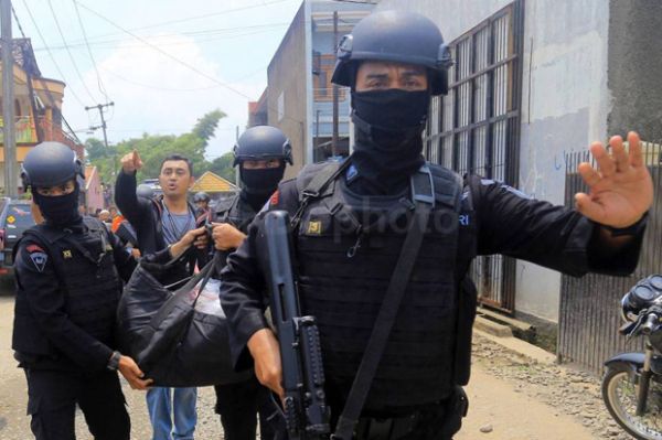 Begini Aksi Densus 88 Geledah Rumah Terduga Teroris di Baleendah