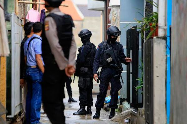 Petugas Densus di depan rumah terduga teroris