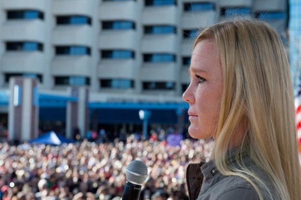 Air Mata Holly Holm Tumpah di Depan Puluhan Ribu Penggemar