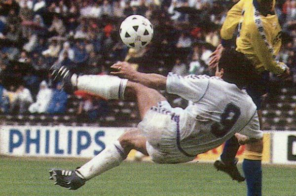 Hugo Sanchez, Pemegang Rekor Mustahil Satu Sentuhan