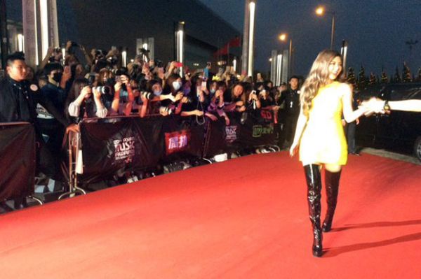 Hyuna tiba di red carpet MAMA 2015 (twitter)