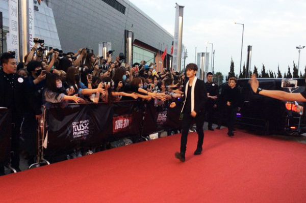 #iKON tiba di red carpet MAMA 2015 (twitter)