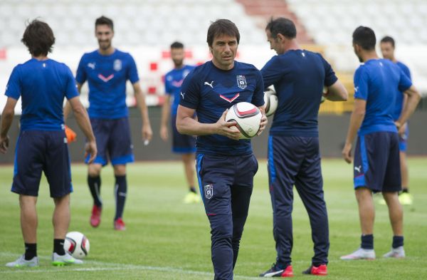 italia memburu juara grup Pelatih Antonio Conte pimpin latihan