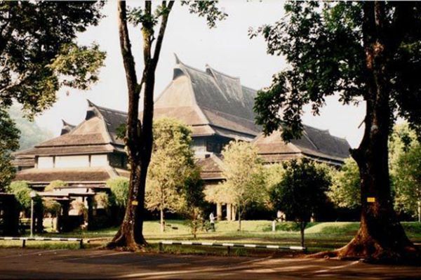 Plesir ke Urband Legend di Bandung