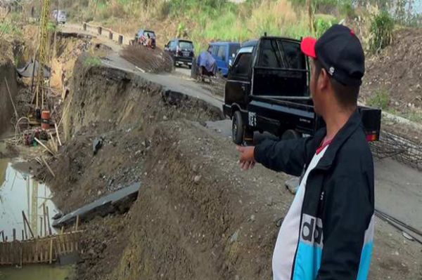 Jalan Alternatif Kaliwungu-Ungaran Longsor