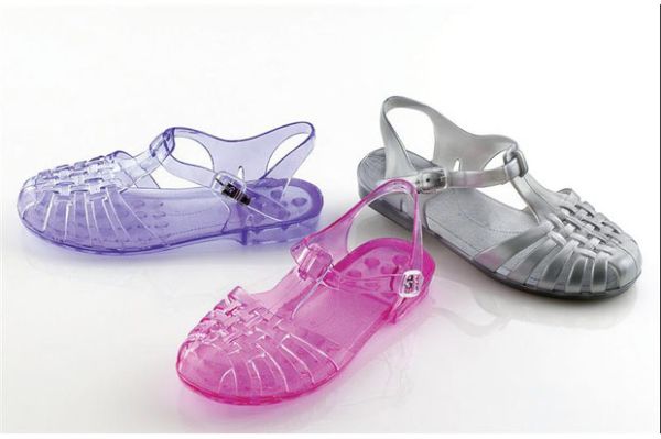 4 Sepatu Wanita yang <em>Fashionable</em> di Musim Hujan