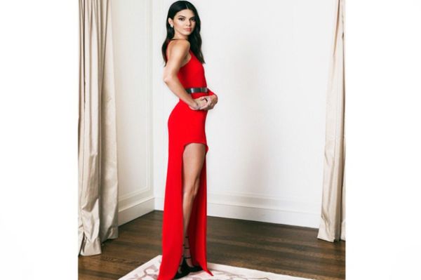 Kendall Jenner mengumbar kelangsingan tubuhnya foto terbaik 6 medsos 2015 (instagram)