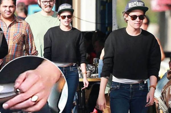 Kristen-Stewart dengan cincin di jari manis (mirror.co.uk)