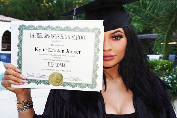 Kylie Jenner lulus diploma foto terbaik 5 medsos 2015 (instagram)
