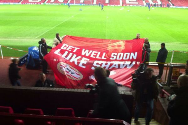 Fans PSV Bentangkan Spanduk Doa untuk Luke Shaw