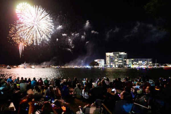 malam tahun baru di pantai timur mandurah perth australia (mandurahmail.com.au)