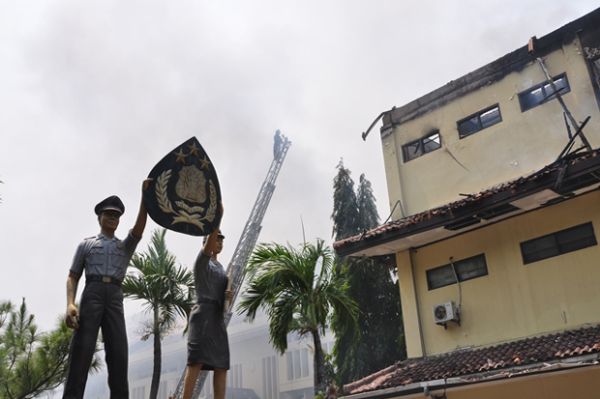 Aksi Heroik Petugas Padamkan Kebakaran di Mapolda Jateng