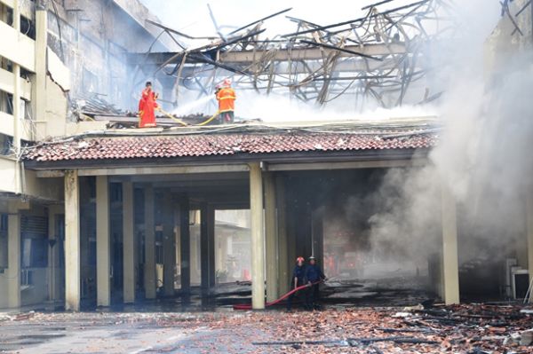 Aksi Heroik Petugas Padamkan Kebakaran di Mapolda Jateng
