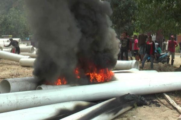Massa Bersenjata Parang Mengamuk, Pipa Air Bersih Dirusak