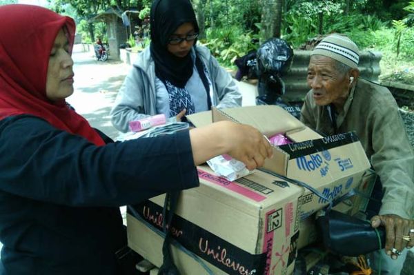 Mbah Tohari, Pedagang Keliling Berusia 104 Tahun