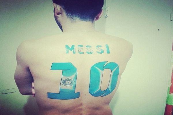 Messi Resmikan Tato di Punggung Penggemar