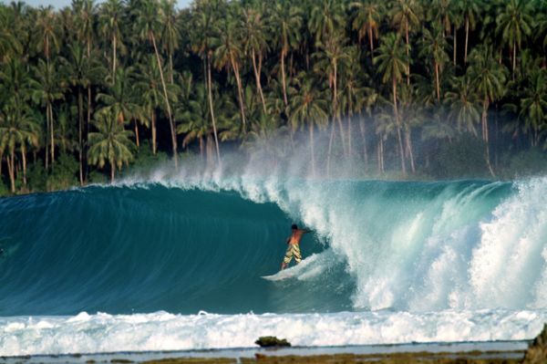 7 Spot Surfing Terbaik di Indonesia Selain Bali