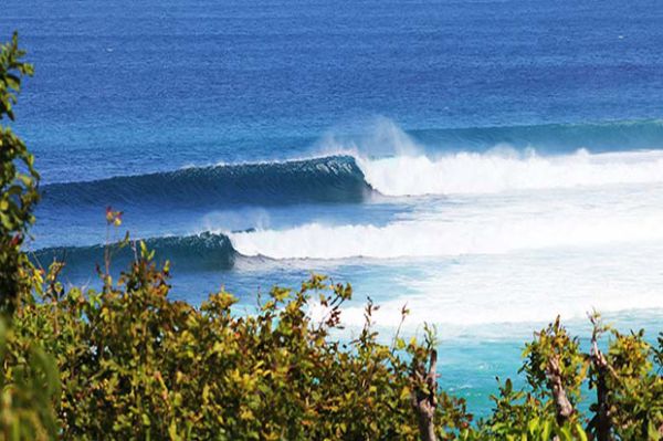 7 Spot Surfing Terbaik di Indonesia Selain Bali