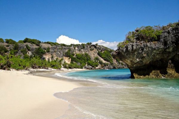 7 Spot Surfing Terbaik di Indonesia Selain Bali