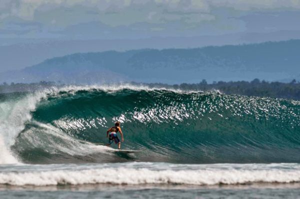 7 Spot Surfing Terbaik di Indonesia Selain Bali