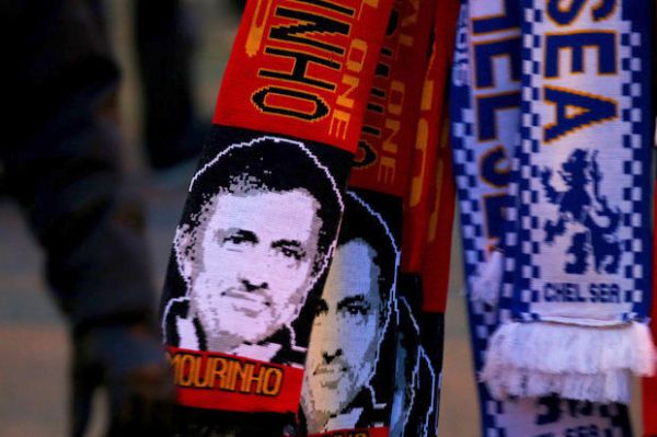 Jumpa Chelsea, Pendukung MU Bentangkan Syal Bergambar Wajah Mourinho