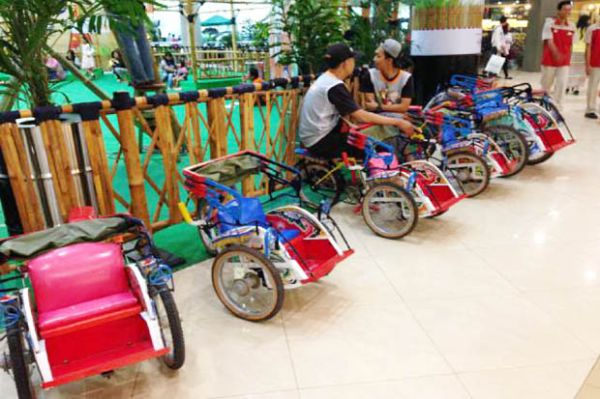 Naik becak mini di dalam Mall Margo City Depok-Foto2-Sindonews-R Ratna Purnama