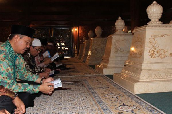 Jelang Pilkada, Calon Kepala Daerah Ziarahi Makam Soeharto