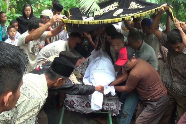 Jenazah Pelajar SD yang Dipukul Teman Sekelas Dimakamkan