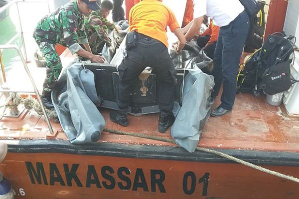 Cari Aviastar, Dua Kapal Ini Sisir Teluk Bone