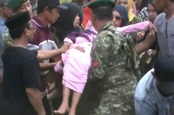 Praka Sulaiman Dimakamkan, Istri Pingsan