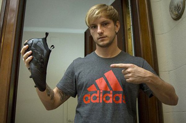 Selamat Tinggal Sepatu Bola Bertali, Adidas Pamer Inovasi