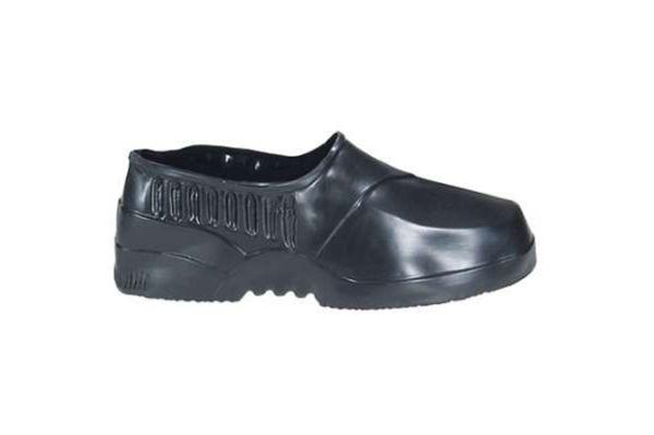5 Sepatu Pria yang Wajib di Musim Hujan
