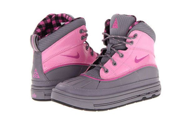 4 Sepatu Wanita yang <em>Fashionable</em> di Musim Hujan