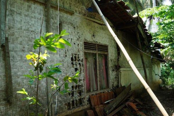 Jendela bagian belakang rumah tidak layak huni yang masih di tempati warga Pangandaran terlihat miris
