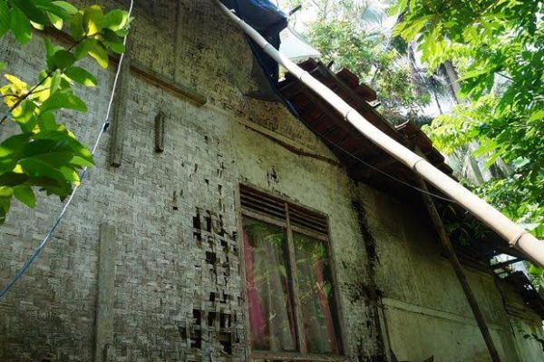 Bagian atap rumah tidak layak huni warga Pangandaran yang masih di tempati tampak berbahaya dengan tunjangan bambu