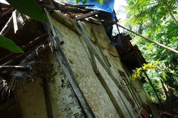 Posisi samping rumah tidak layak huni yang masih ditempati warga Pangandaran