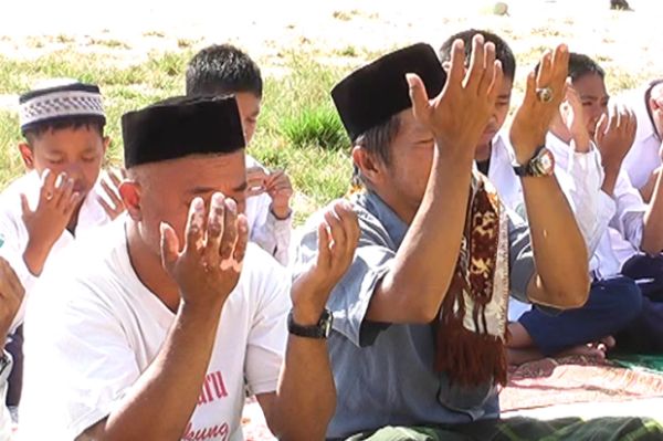 Guru, Siswa, dan Warga Polewali Mandar Gelar Salat Istisqa
